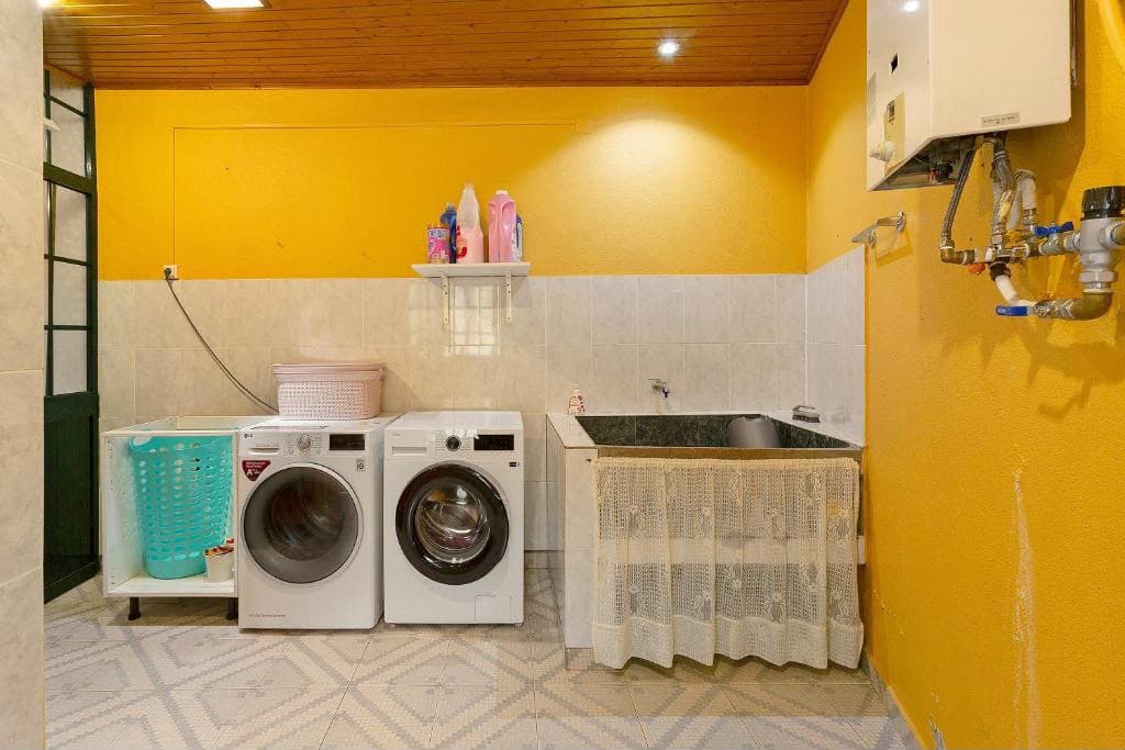 Buanderie équipée d'un lave-linge et d'un sèche-linge