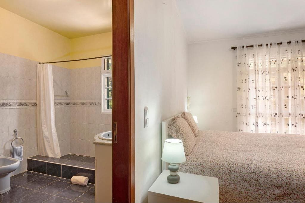 Chambre avec sa salle d'eau attenante