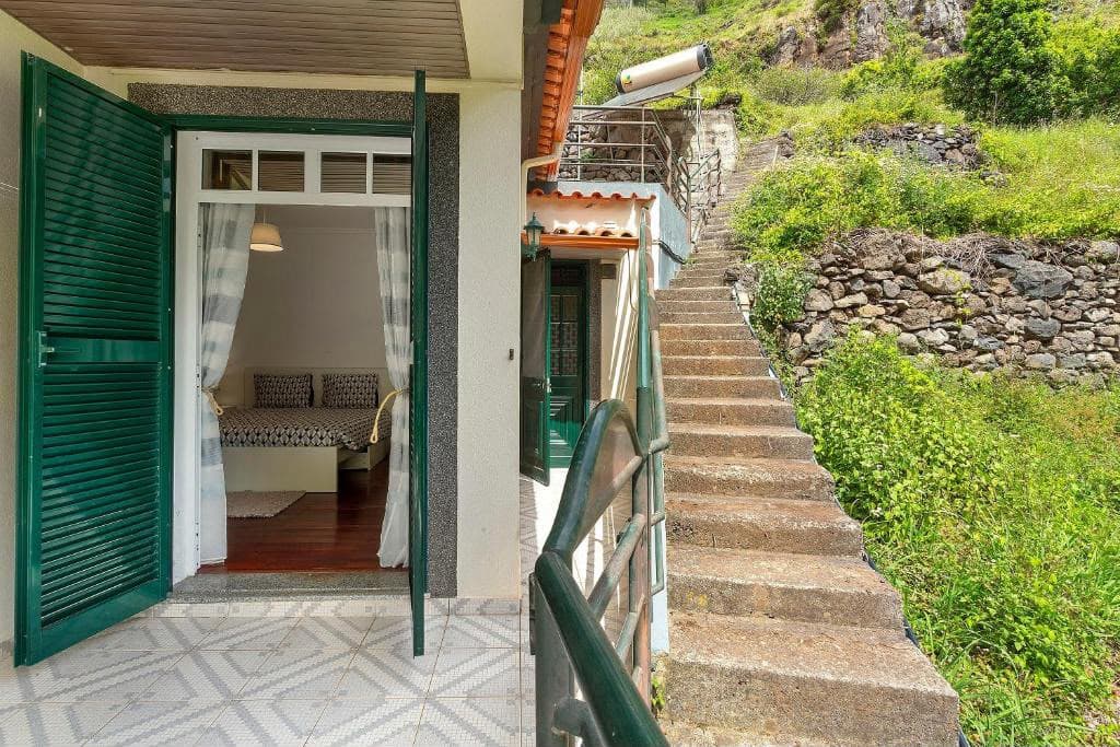 Escalier de pierre menant à la maison, volets verts ouverts